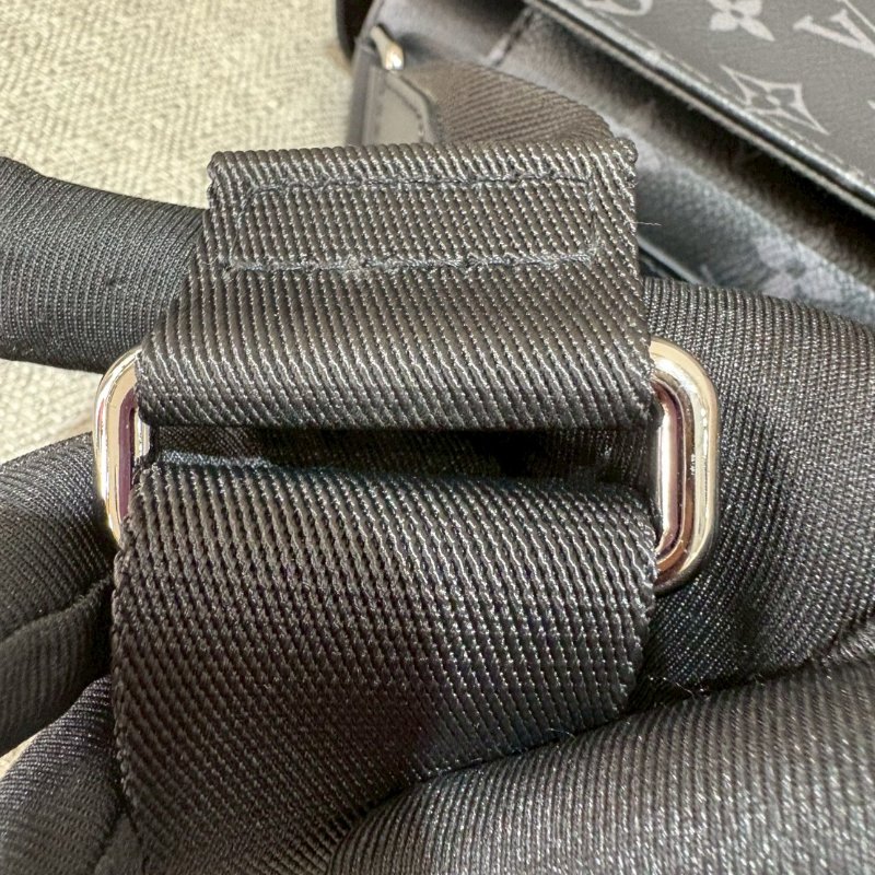 LV 郵差帆布扣式黑老花斜背包-14