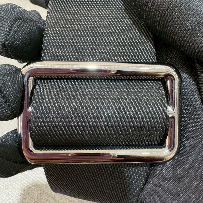 LV 郵差帆布扣式黑老花斜背包-15