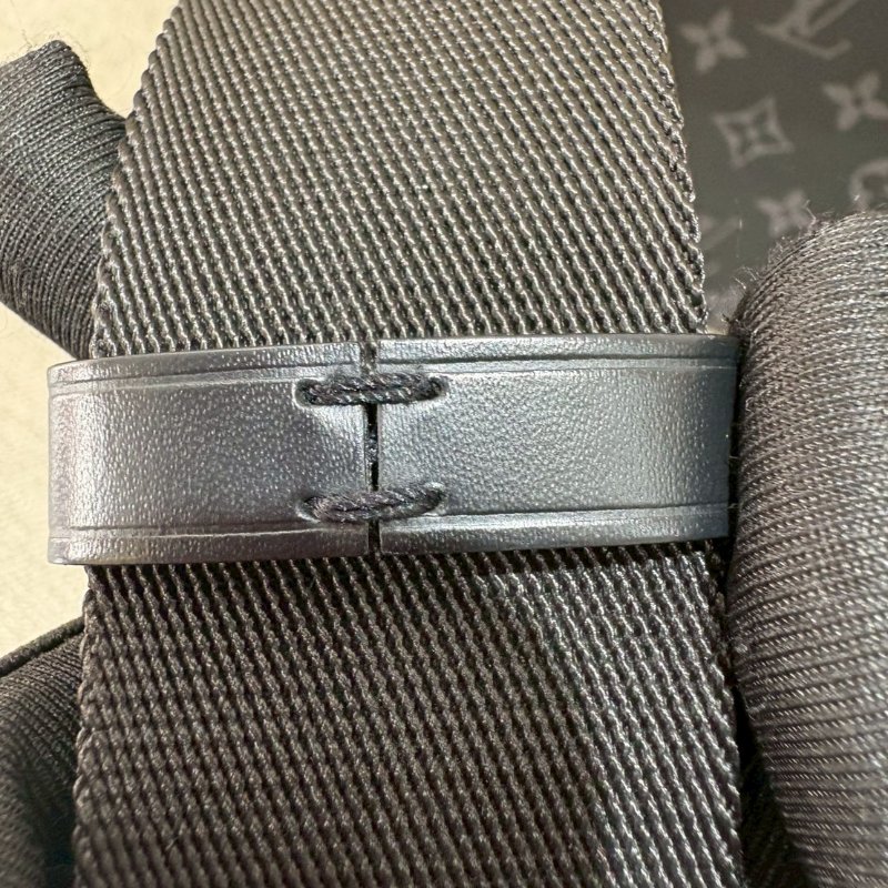 LV 郵差帆布扣式黑老花斜背包-16