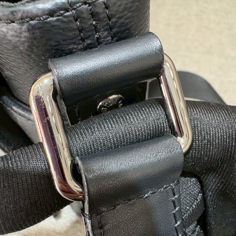 LV 郵差帆布扣式黑老花斜背包-17