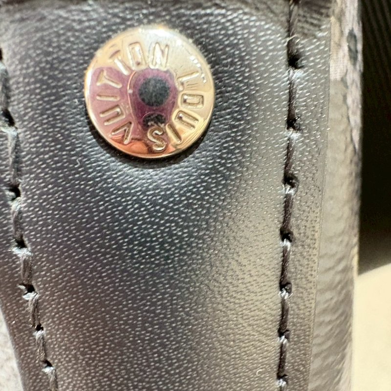 LV 郵差帆布扣式黑老花斜背包-19