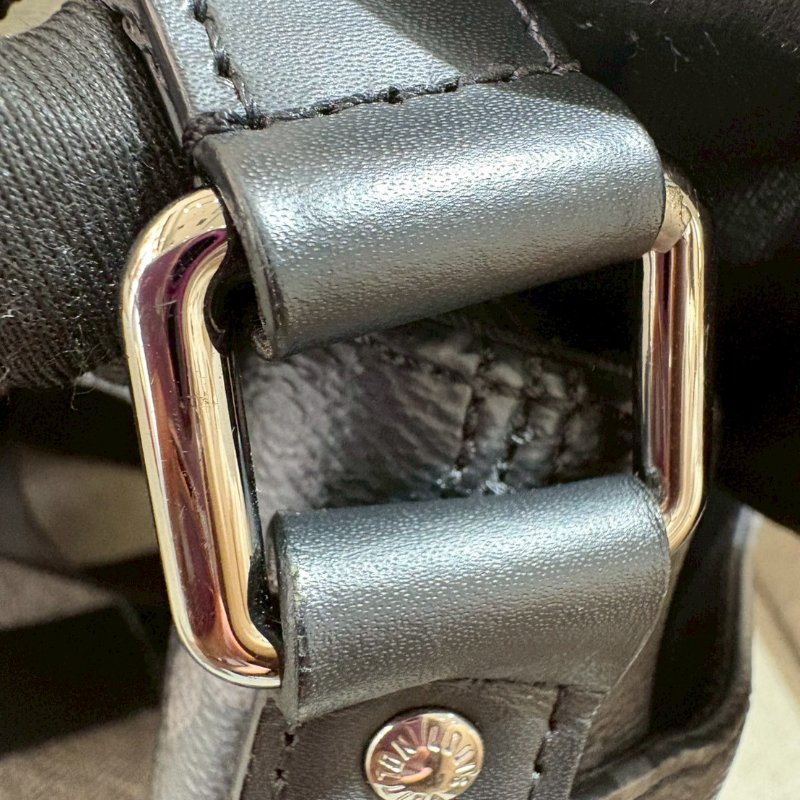 LV 郵差帆布扣式黑老花斜背包-20