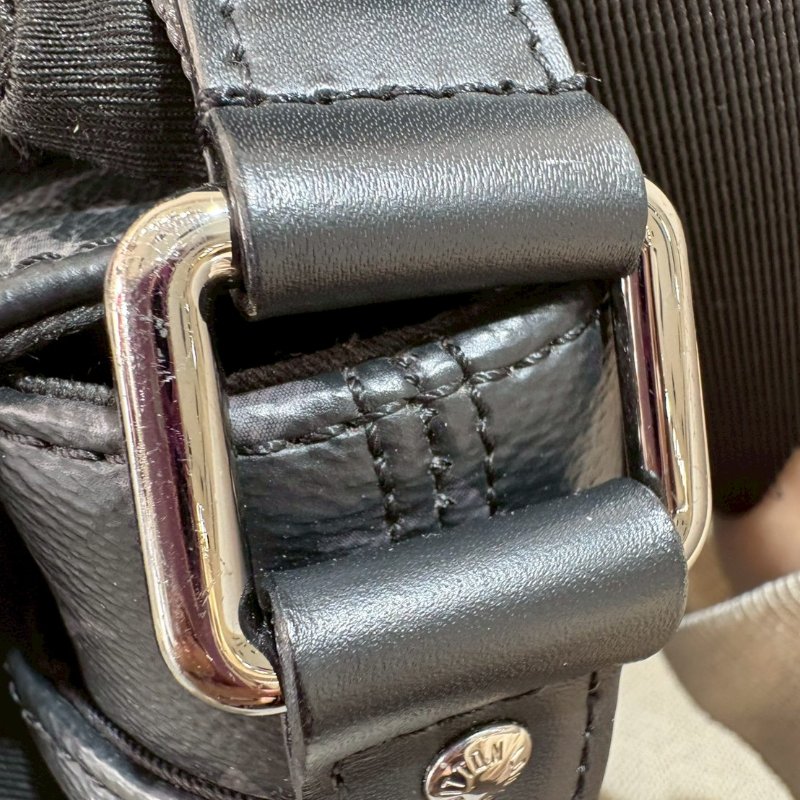 LV 郵差帆布扣式黑老花斜背包-22