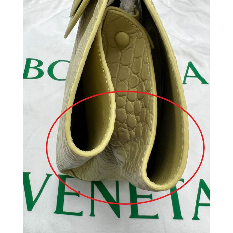 【包稅】BOTTEGA VENETA 翻新娃娃中型壓花皮革手提包香草色-1