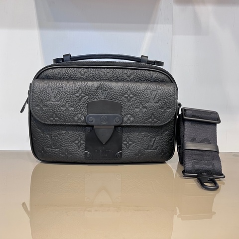 LV 黑牛皮壓紋S Lock黑釦手提肩斜背郵差包