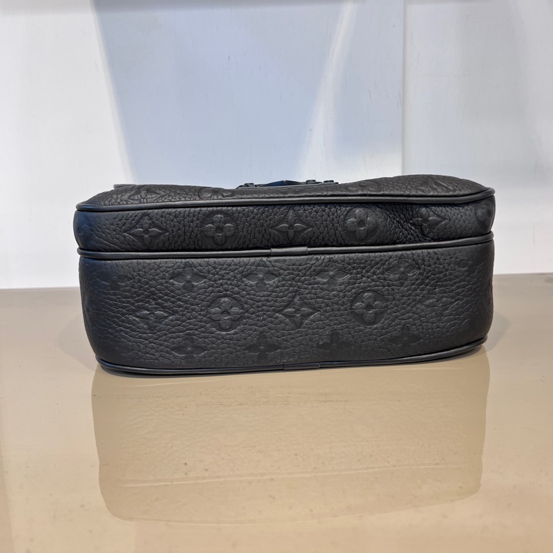 LV 黑牛皮壓紋S Lock黑釦手提肩斜背郵差包-2