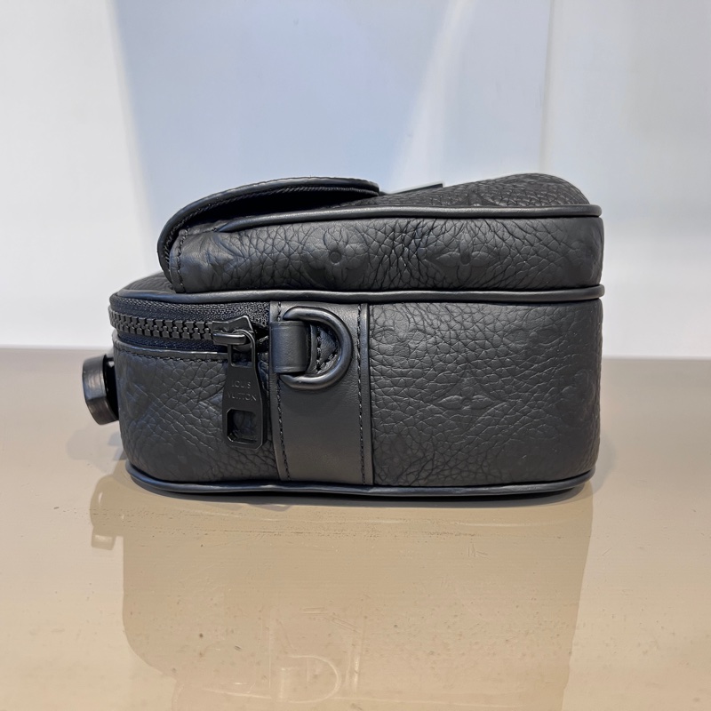 LV 黑牛皮壓紋S Lock黑釦手提肩斜背郵差包-3