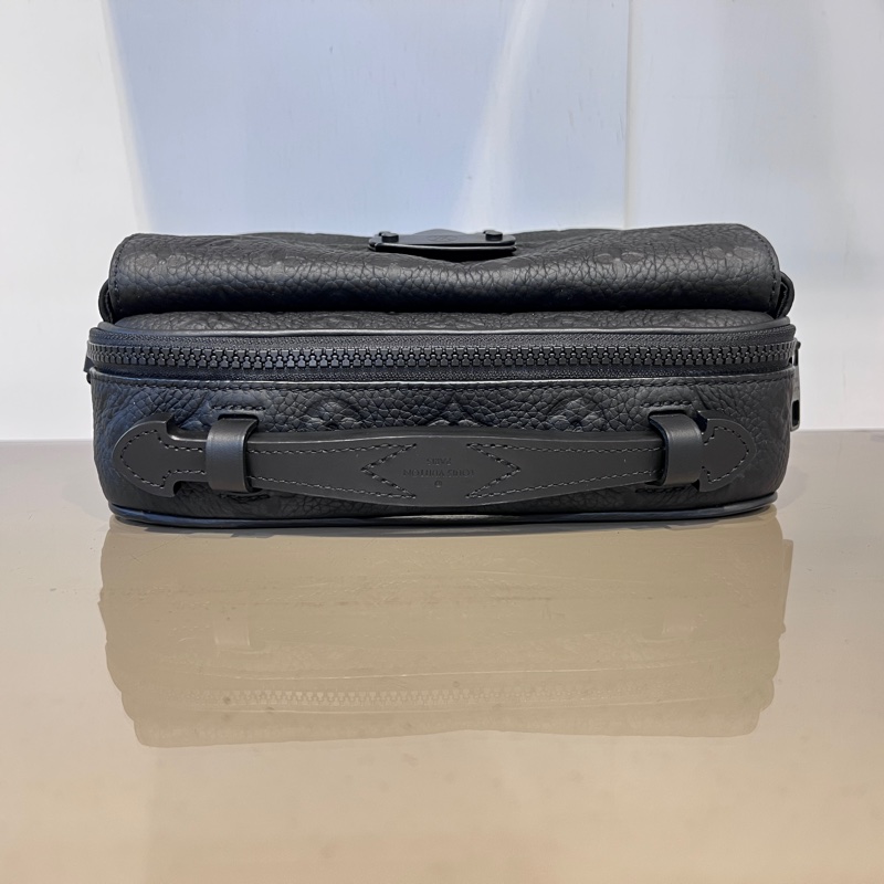 LV 黑牛皮壓紋S Lock黑釦手提肩斜背郵差包-4