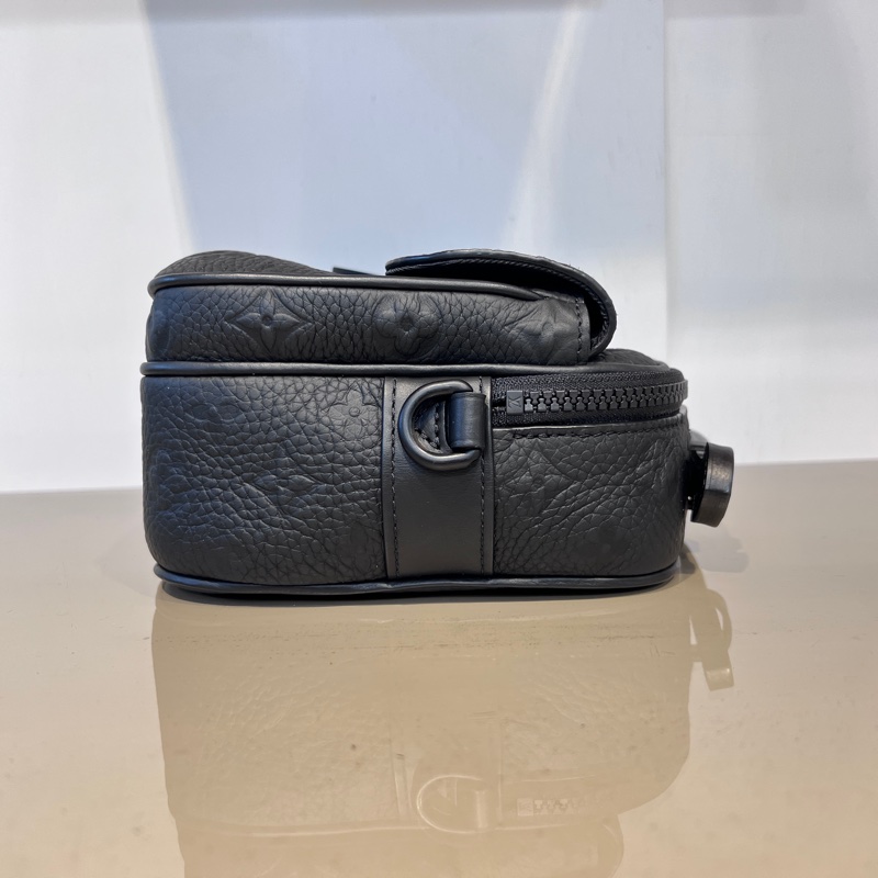 LV 黑牛皮壓紋S Lock黑釦手提肩斜背郵差包-5