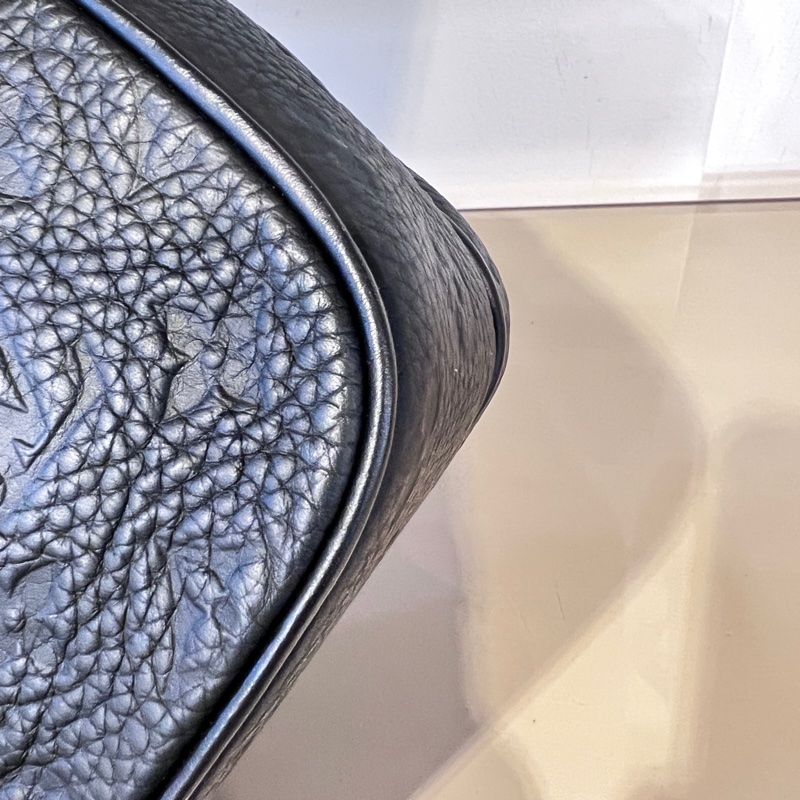 LV 黑牛皮壓紋S Lock黑釦手提肩斜背郵差包-8