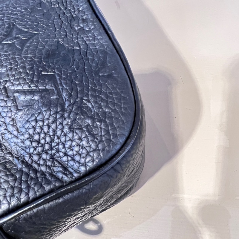 LV 黑牛皮壓紋S Lock黑釦手提肩斜背郵差包-9