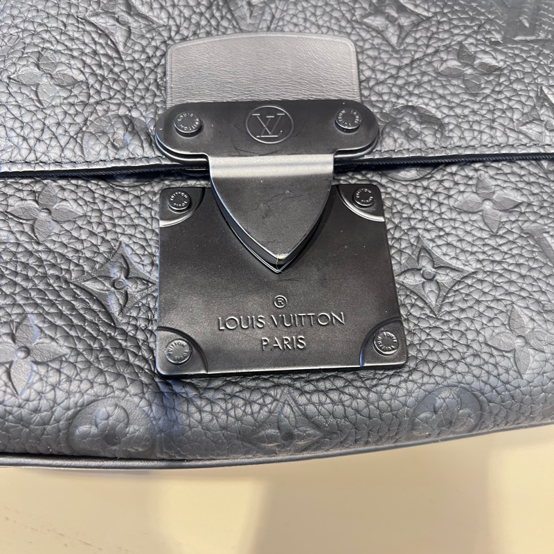 LV 黑牛皮壓紋S Lock黑釦手提肩斜背郵差包-11