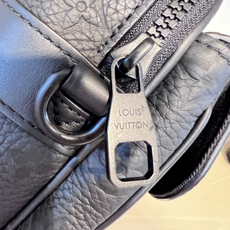 LV 黑牛皮壓紋S Lock黑釦手提肩斜背郵差包-12