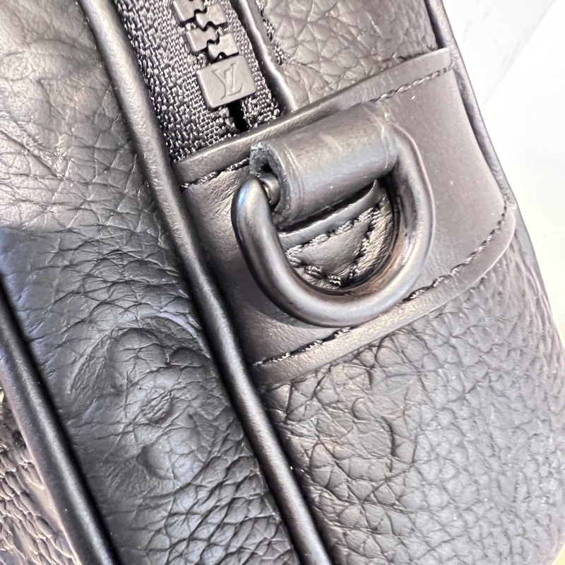 LV 黑牛皮壓紋S Lock黑釦手提肩斜背郵差包-13