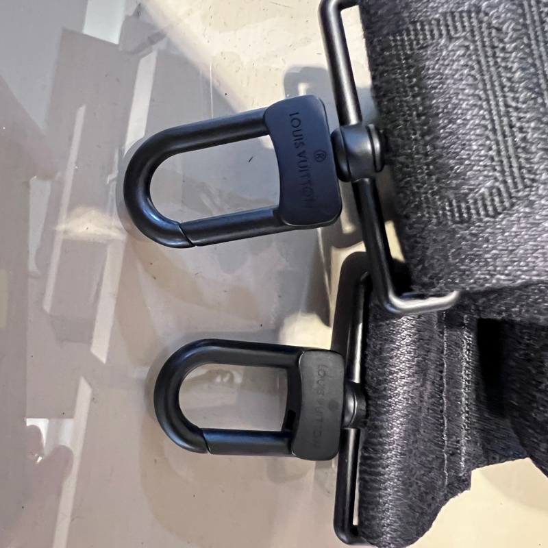 LV 黑牛皮壓紋S Lock黑釦手提肩斜背郵差包-17