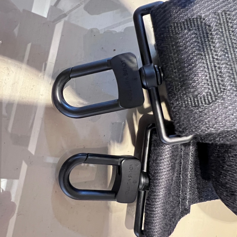 LV 黑牛皮壓紋S Lock黑釦手提肩斜背郵差包-18