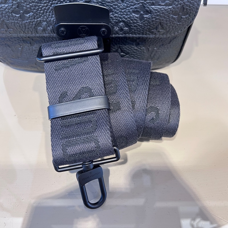 LV 黑牛皮壓紋S Lock黑釦手提肩斜背郵差包-19