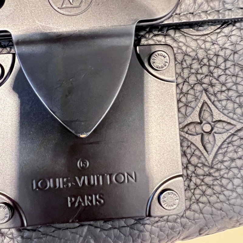 LV 黑牛皮壓紋S Lock黑釦手提肩斜背郵差包-20