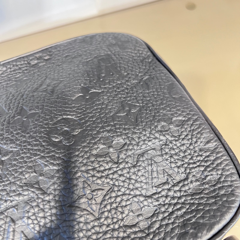 LV 黑牛皮壓紋S Lock黑釦手提肩斜背郵差包-21