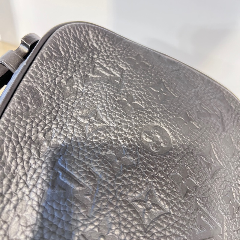 LV 黑牛皮壓紋S Lock黑釦手提肩斜背郵差包-22