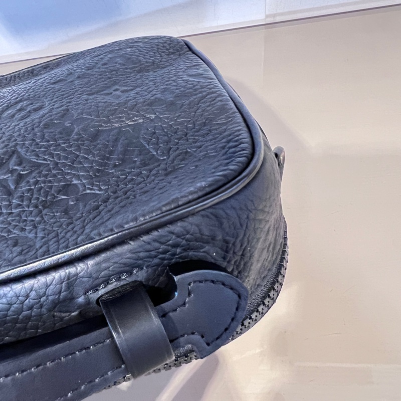 LV 黑牛皮壓紋S Lock黑釦手提肩斜背郵差包-23