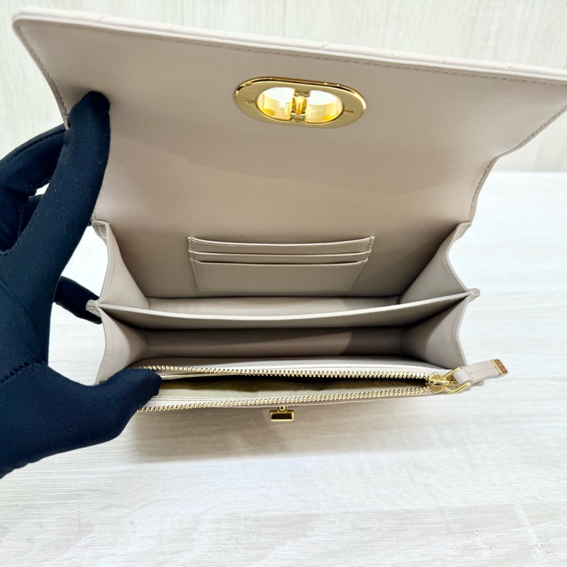 DIOR淡米色羊皮金釦MISS Caro側背包S5169UDAX-8