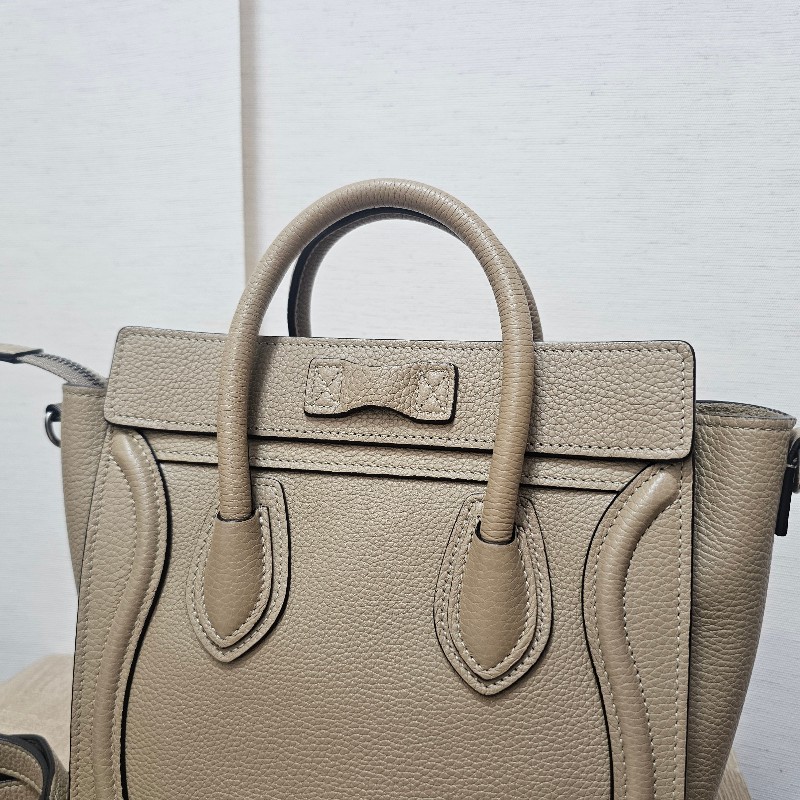 [高CP好物❣️平台最甜價帶回家] Celine沙丘色牛皮霧銀釦Luggage Nano手提斜背包-2