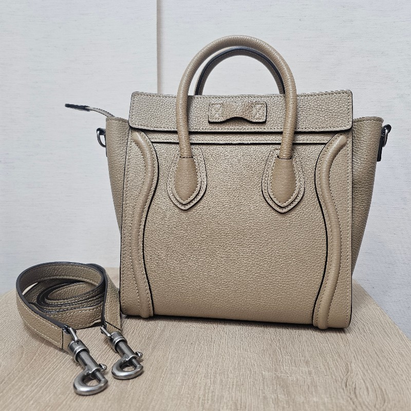 [高CP好物❣️平台最甜價帶回家] Celine沙丘色牛皮霧銀釦Luggage Nano手提斜背包-3