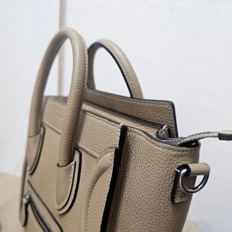 [高CP好物❣️平台最甜價帶回家] Celine沙丘色牛皮霧銀釦Luggage Nano手提斜背包-7