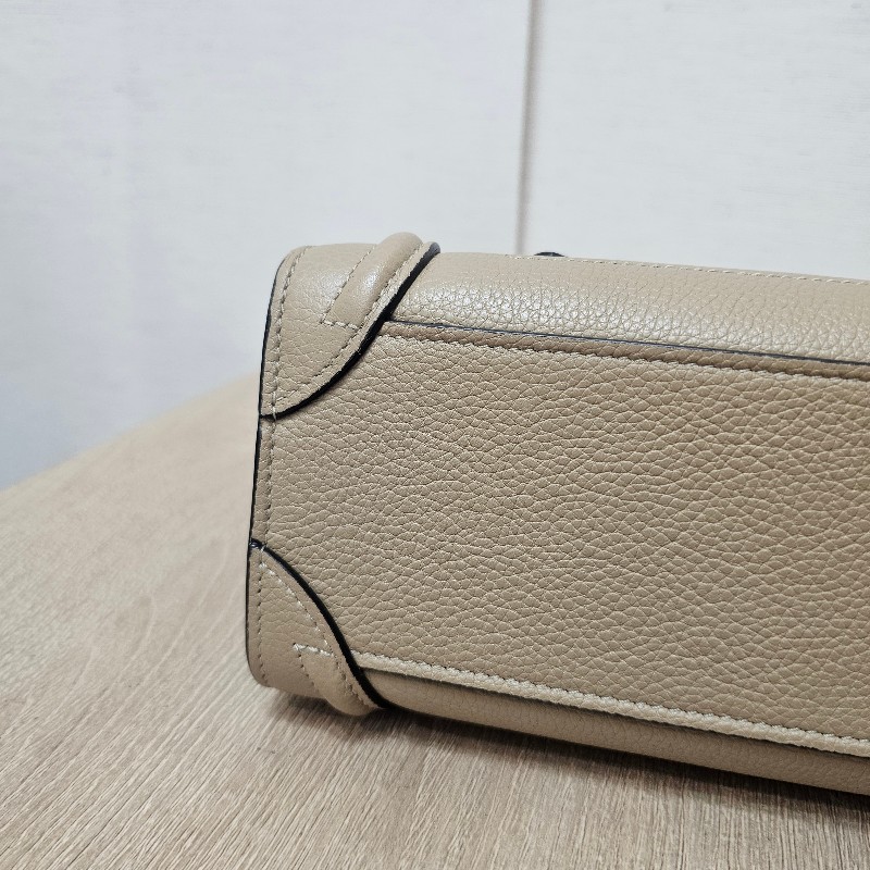 [高CP好物❣️平台最甜價帶回家] Celine沙丘色牛皮霧銀釦Luggage Nano手提斜背包-10