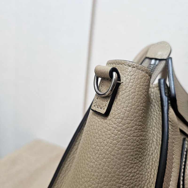 [高CP好物❣️平台最甜價帶回家] Celine沙丘色牛皮霧銀釦Luggage Nano手提斜背包-11