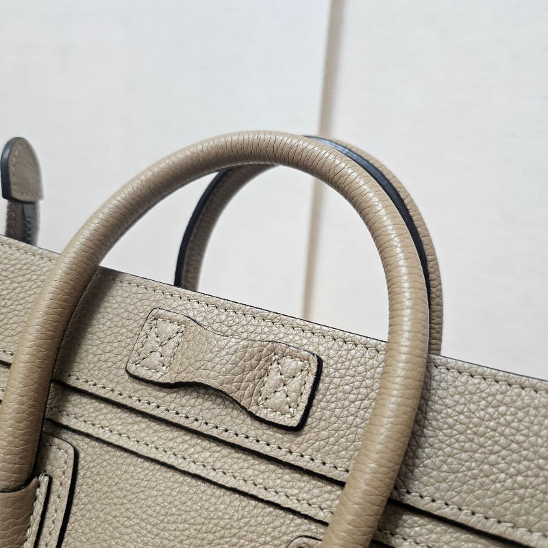 [高CP好物❣️平台最甜價帶回家] Celine沙丘色牛皮霧銀釦Luggage Nano手提斜背包-12