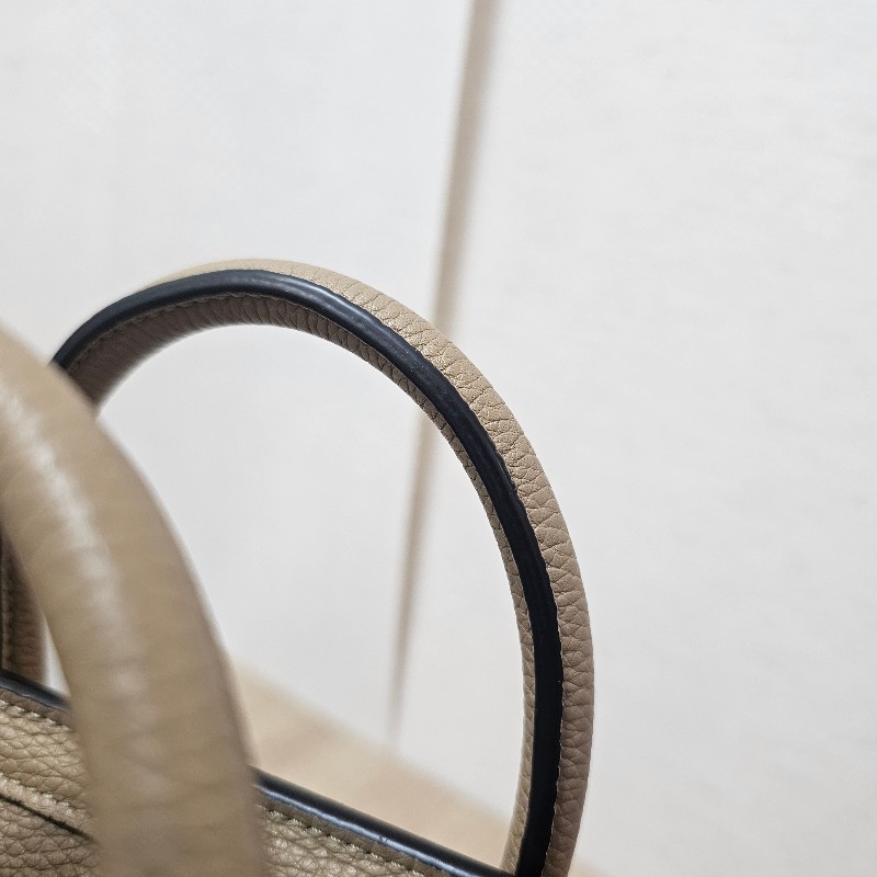 [高CP好物❣️平台最甜價帶回家] Celine沙丘色牛皮霧銀釦Luggage Nano手提斜背包-13