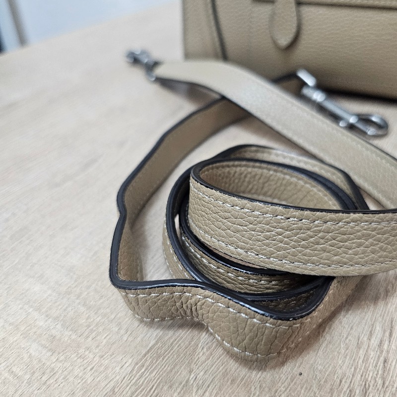 [高CP好物❣️平台最甜價帶回家] Celine沙丘色牛皮霧銀釦Luggage Nano手提斜背包-26