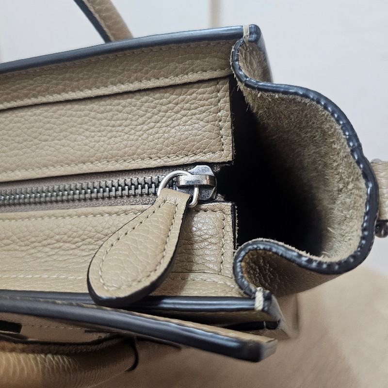 [高CP好物❣️平台最甜價帶回家] Celine沙丘色牛皮霧銀釦Luggage Nano手提斜背包-28