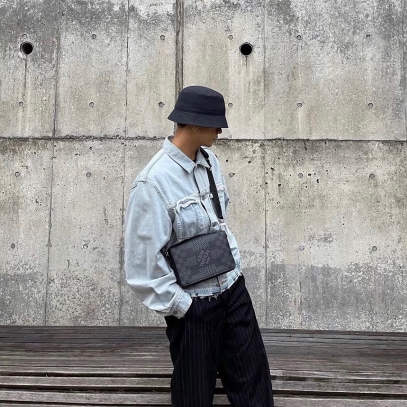 Lv 芯片款灰黑棋盤 郵差包 尺寸約23x15-0