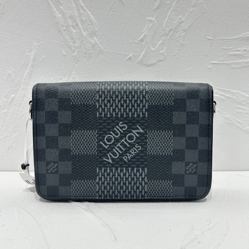 Lv 芯片款灰黑棋盤 郵差包 尺寸約23x15-1