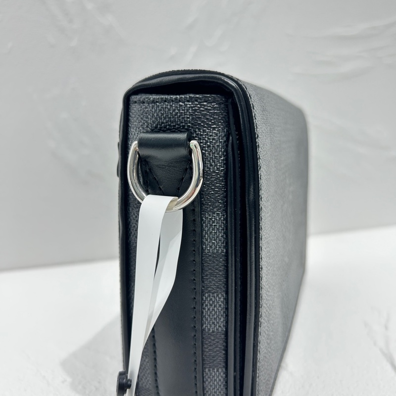 Lv 芯片款灰黑棋盤 郵差包 尺寸約23x15-3