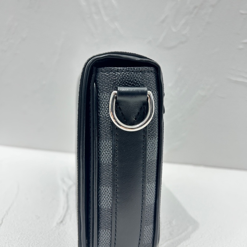 Lv 芯片款灰黑棋盤 郵差包 尺寸約23x15-4