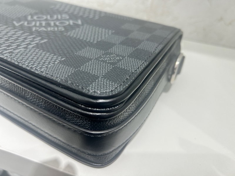 Lv 芯片款灰黑棋盤 郵差包 尺寸約23x15-7