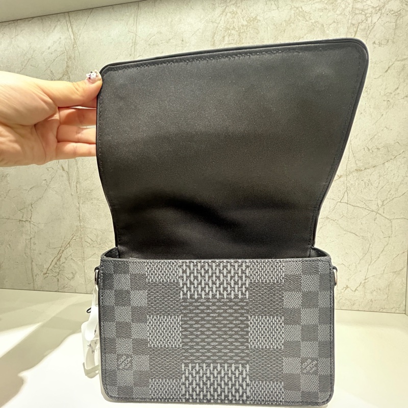 Lv 芯片款灰黑棋盤 郵差包 尺寸約23x15-10