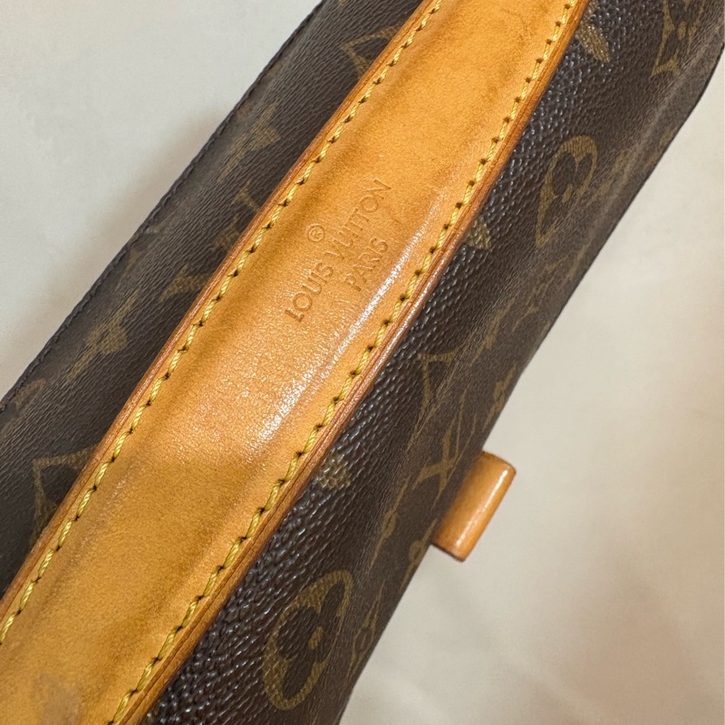 LV 老花郵差包-6