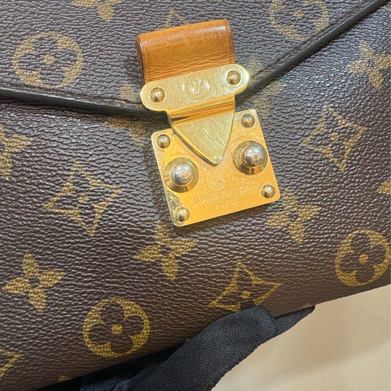 LV 老花郵差包-11