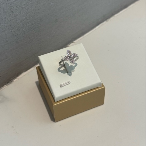 LV Star Blossom18k金滿鑽四葉草戒指 尺寸51