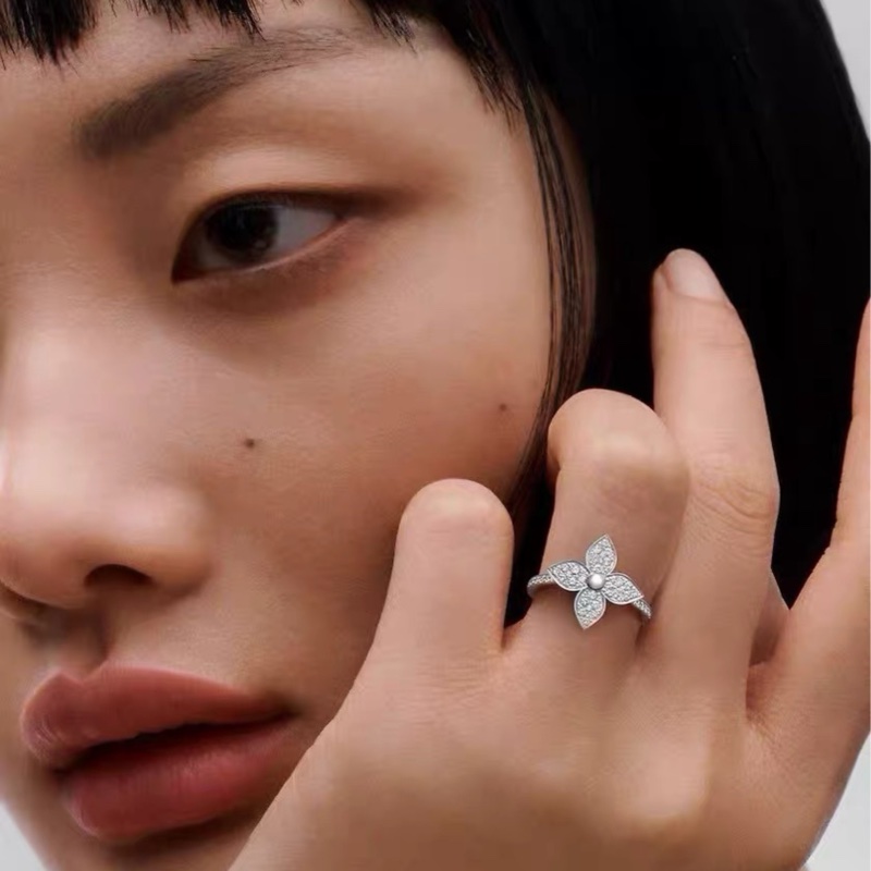 LV Star Blossom18k金滿鑽四葉草戒指 尺寸51-7