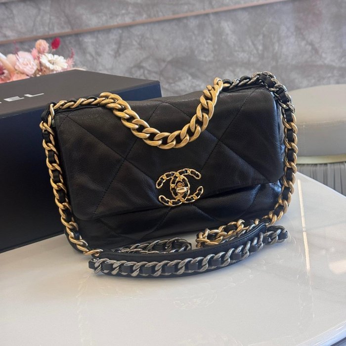 *SHIHNA名牌精品* CHANEL 黑色金扣 羊皮 19口蓋包 (保卡款)-0