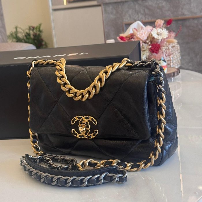 *SHIHNA名牌精品* CHANEL 黑色金扣 羊皮 19口蓋包 (保卡款)-1