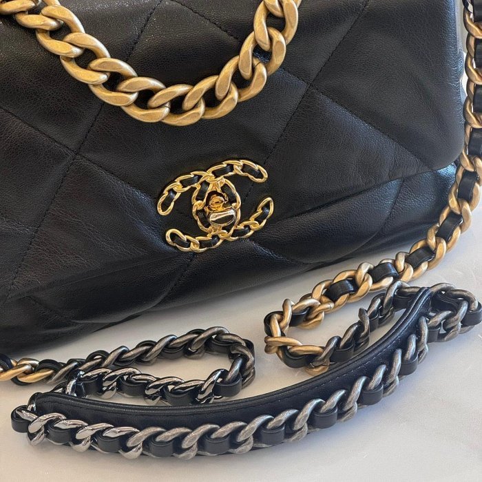 *SHIHNA名牌精品* CHANEL 黑色金扣 羊皮 19口蓋包 (保卡款)-3