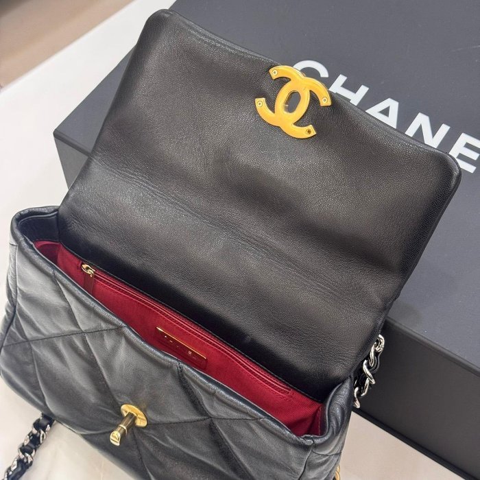 *SHIHNA名牌精品* CHANEL 黑色金扣 羊皮 19口蓋包 (保卡款)-4