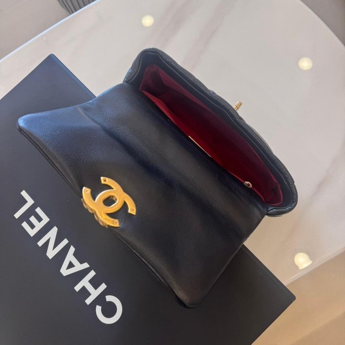 *SHIHNA名牌精品* CHANEL 黑色金扣 羊皮 19口蓋包 (保卡款)-5
